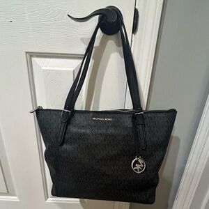 EUC Michael kors purse.